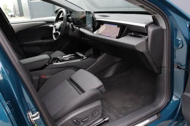 Car image 14