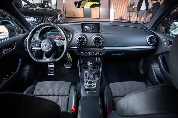 Car image 8