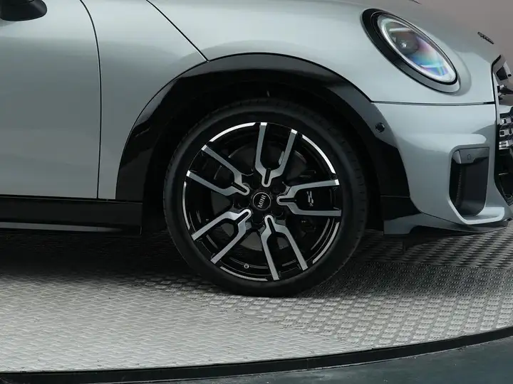 Car image 11